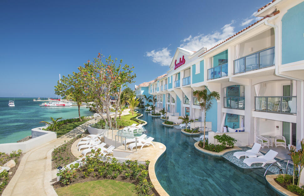 Oceanfront Swim-Up Butler Suite with Patio Tranquility Soaking Tub