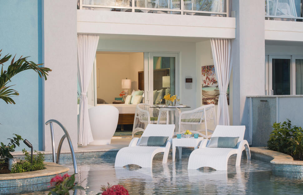 Oceanfront Swim-Up Butler Suite with Patio Tranquility Soaking Tub