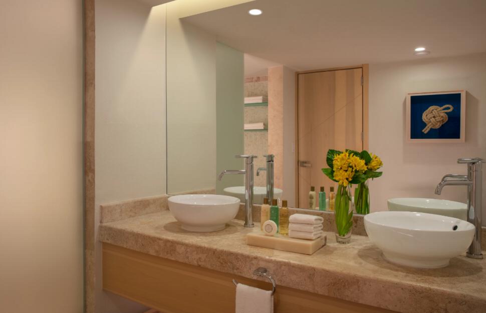 Deluxe Bathroom