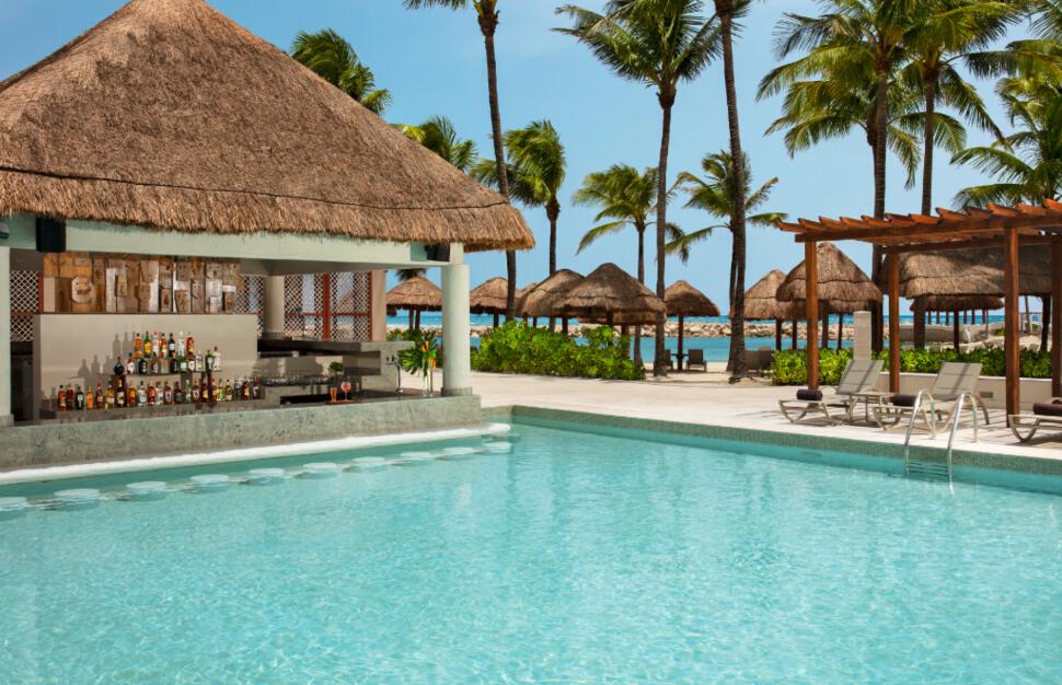 Sugar Reef Swim-up Bar