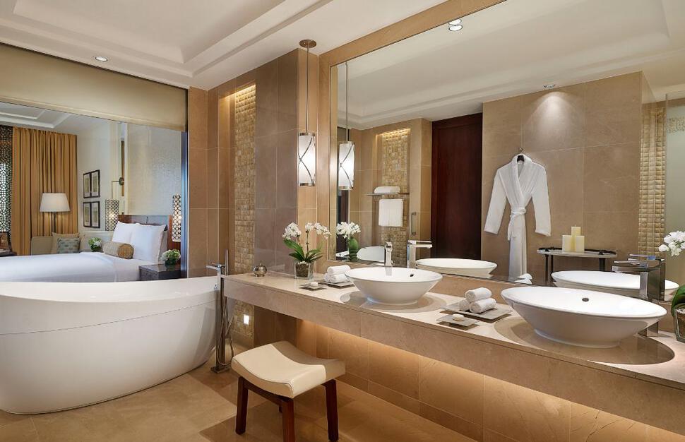 Club and Deluxe Rooms