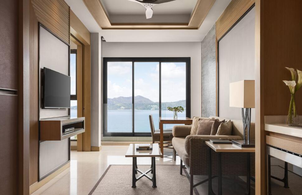 One Bedroom Ocean View Suite Coral Lounge