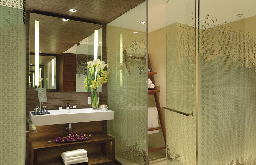 Deluxe Ocean View Room Bathroom