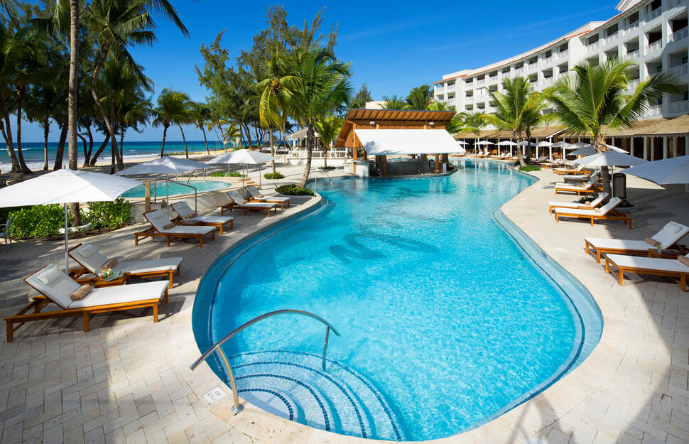 Pool and Swim-up bar