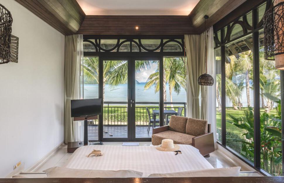 Deluxe Beachfront Villa