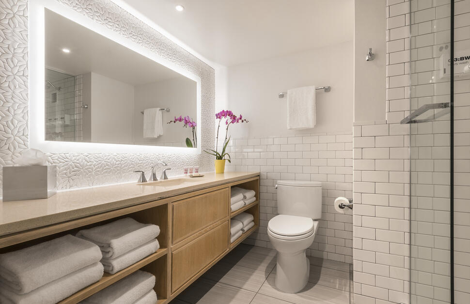 Flamingo Room Bathroom