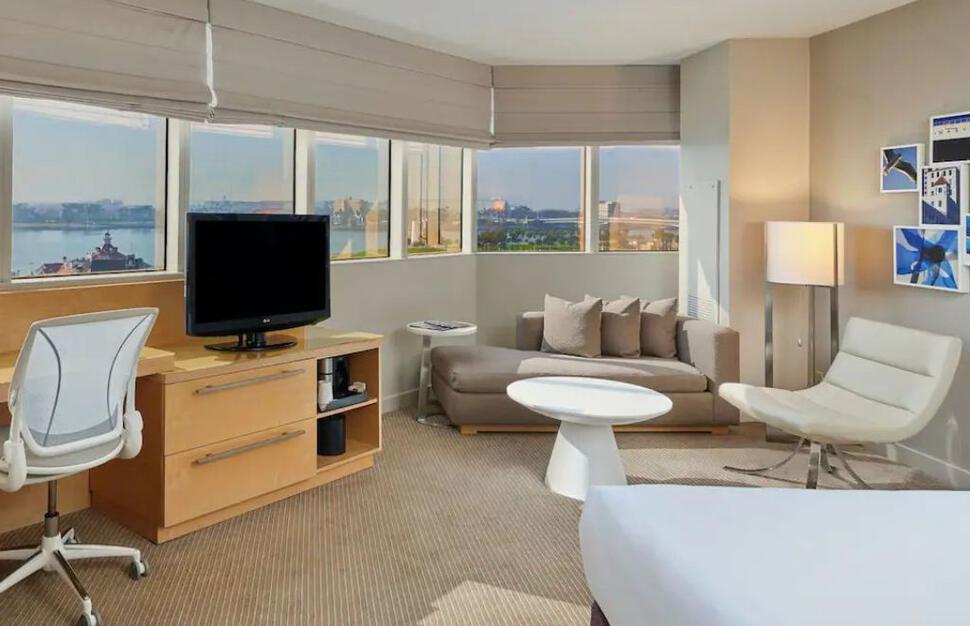 Corner Harbour View King Room