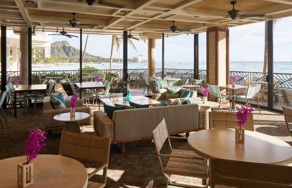 Voyager 47 Club Lounge