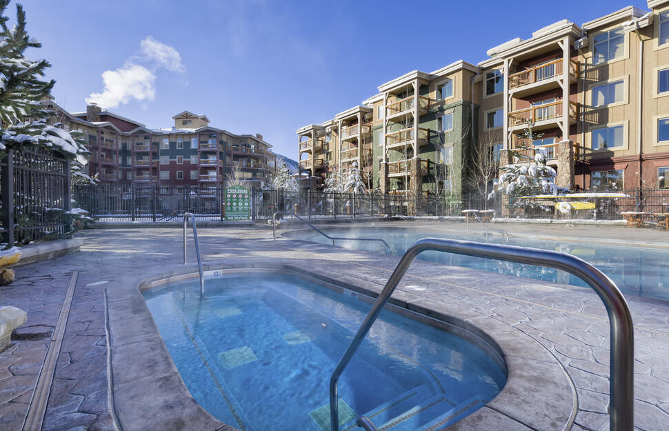 Outdoor pool and whirlpool