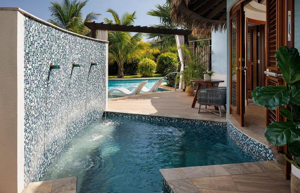 Rondoval Swim Up Butler Villa