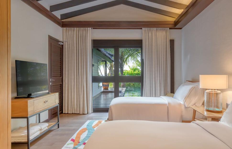 Earth Pool Pavillion