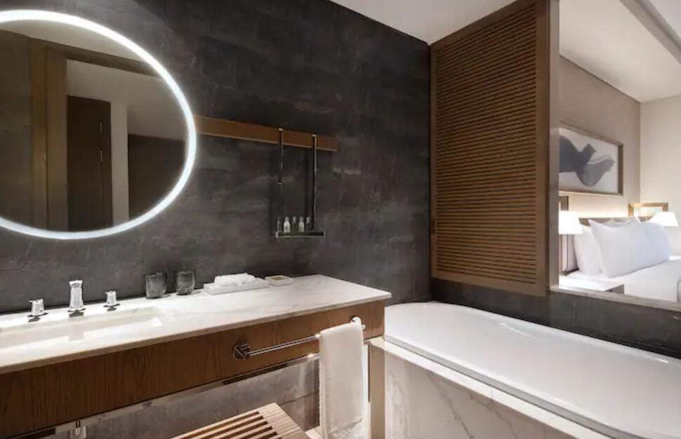 King Guest Room Bathroom