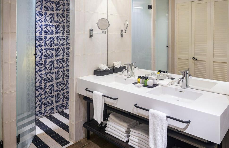 Junior Suite Bathroom