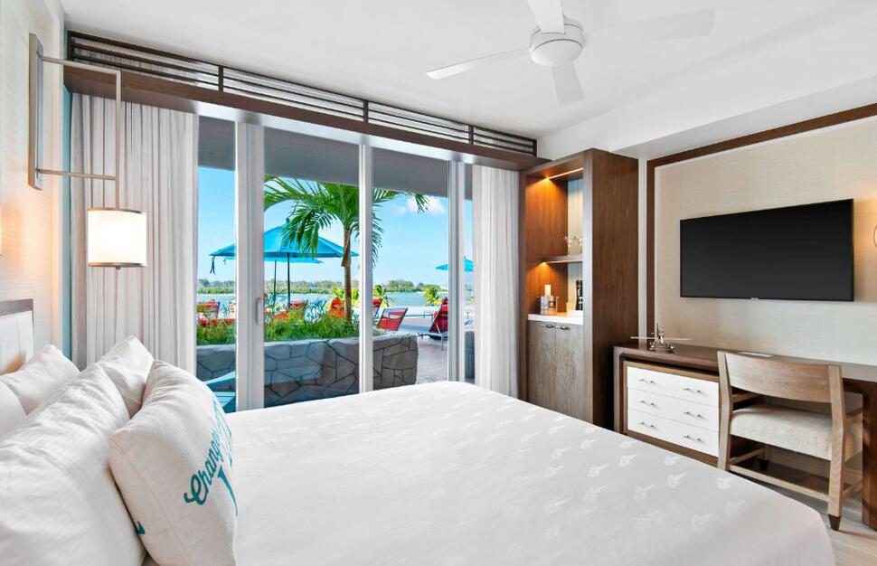 Deluxe Poolside king room