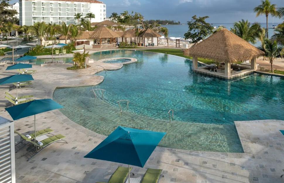 Pool with swim up bar