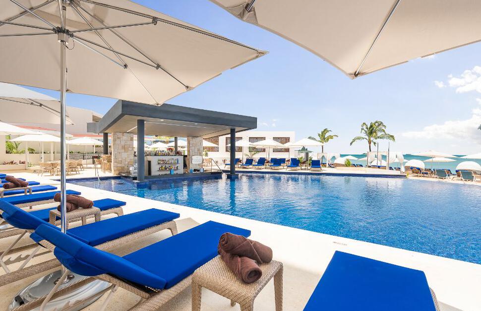 Diamond Club pool bar