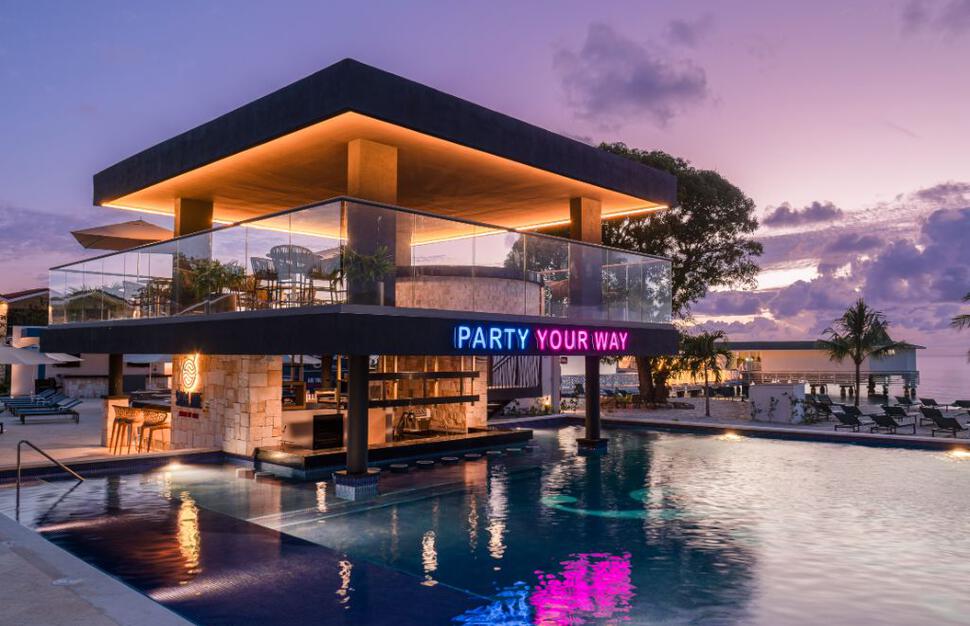 Sublime swim up bar