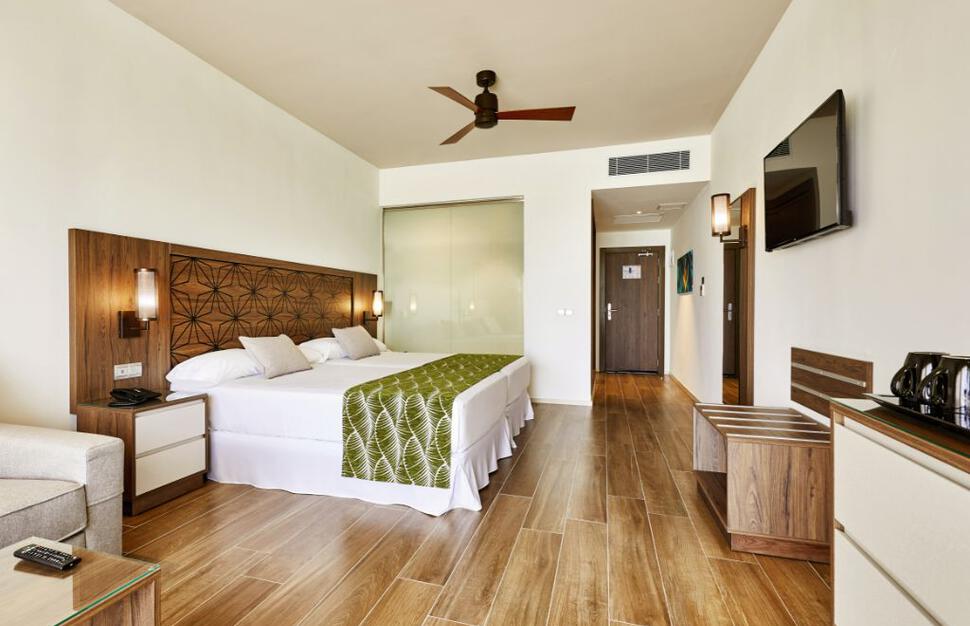 Double room with direct beach access